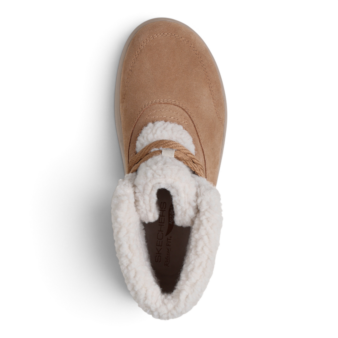 ada-shoes.ro Skechers Go Walk Horizon chestnut suede chukka boot with white sherpa lining, top-down view.