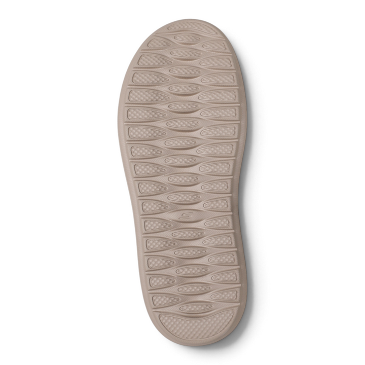 ada-shoes.ro Skechers Go Walk Horizon boot outsole in chestnut with a textured, slip-resistant tread pattern.
