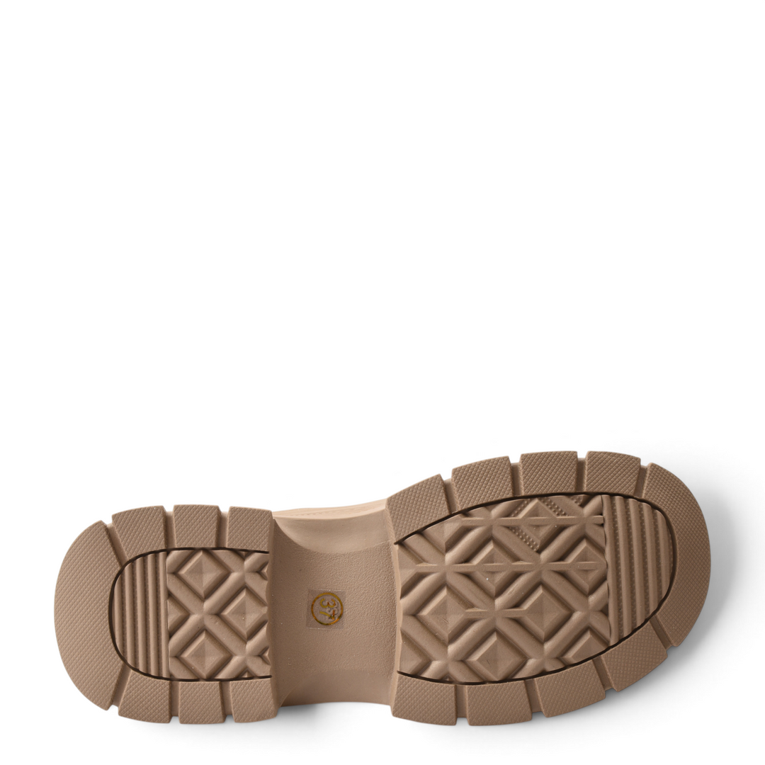 ada-shoes.ro chunky brown rubber sole of a casual ankle boot with a deep tread pattern for traction