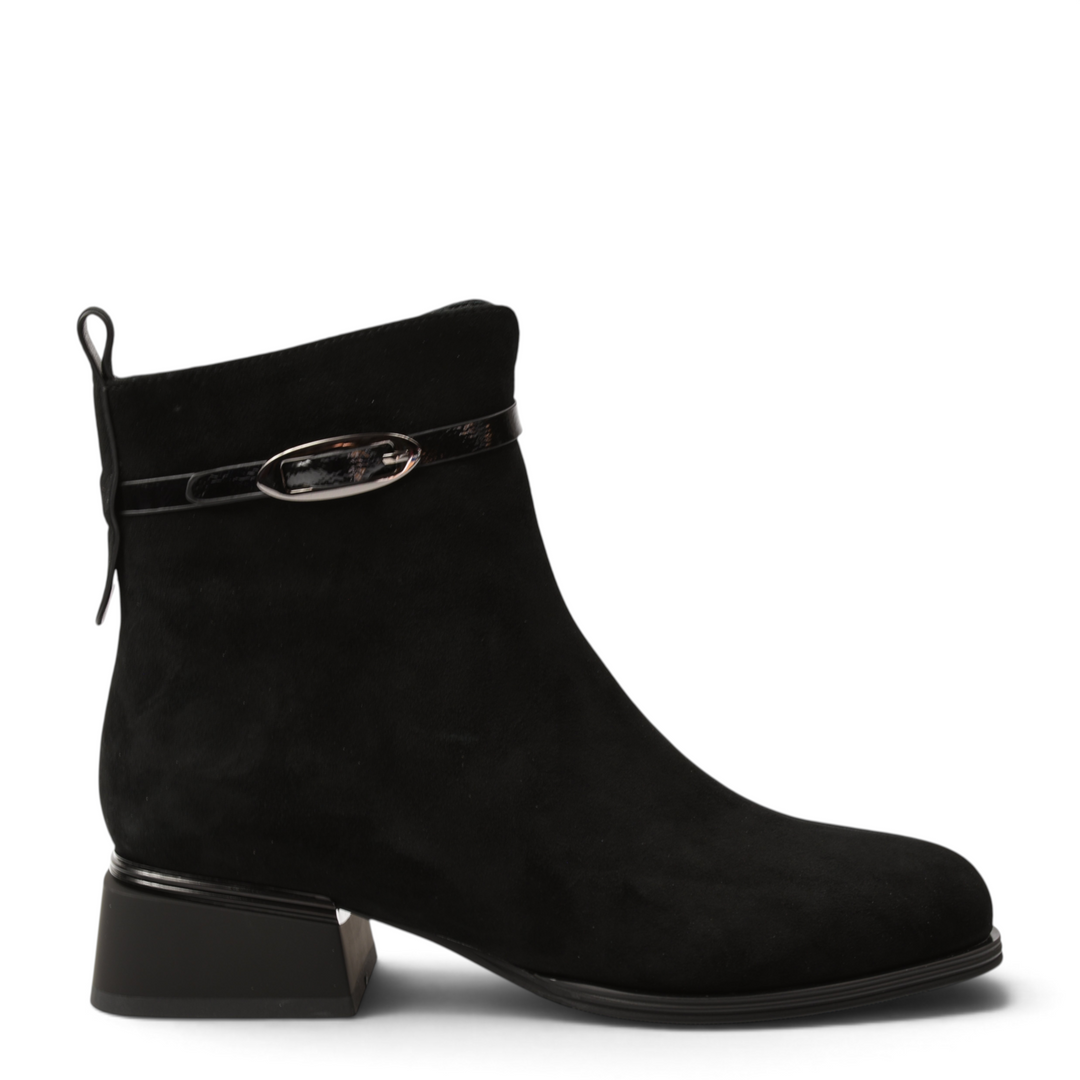 ada-shoes.ro Anna Viotti black suede ankle boots with a low block heel, side zipper, and decorative buckle strap.