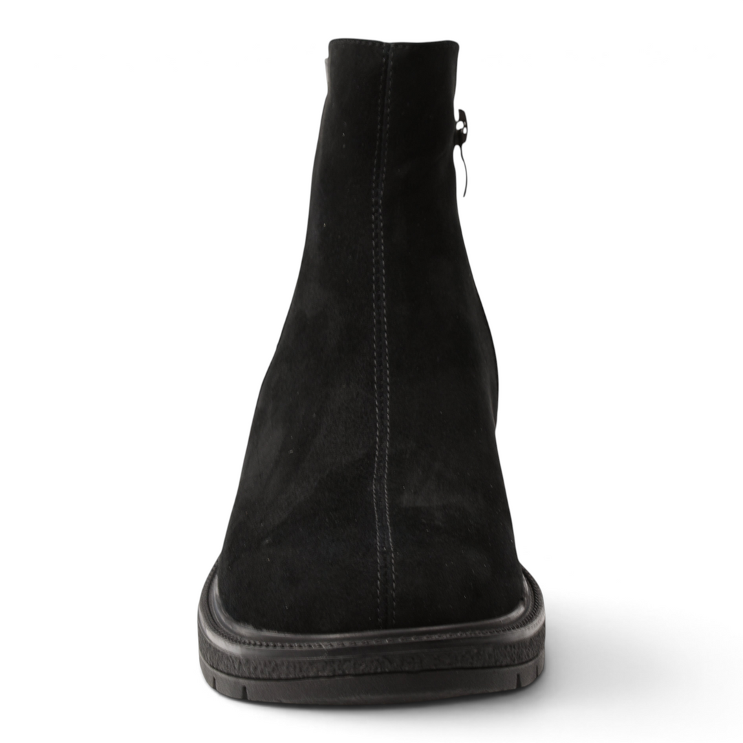 ada-shoes.ro Anna Viotti black suede ankle boots with a rounded toe and a 3.5 cm modern lug sole for casual wear