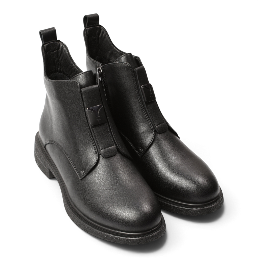 ada-shoes.ro black leather ankle boots with a low block heel, side zipper, and rounded toe for casual wear.