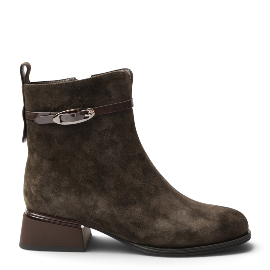 ada-shoes.ro Anna Viotti brown suede ankle boots with a low block heel, side buckle detail, and rounded toe