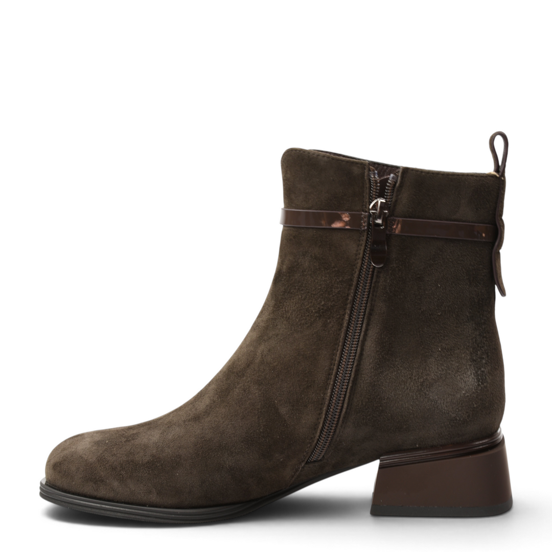 ada-shoes.ro Anna Viotti brown suede ankle boots with side zipper, rounded toe, and stable block heel