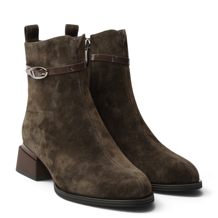 ada-shoes.ro Anna Viotti brown suede ankle boots with a low block heel, side zipper, and decorative buckle strap.