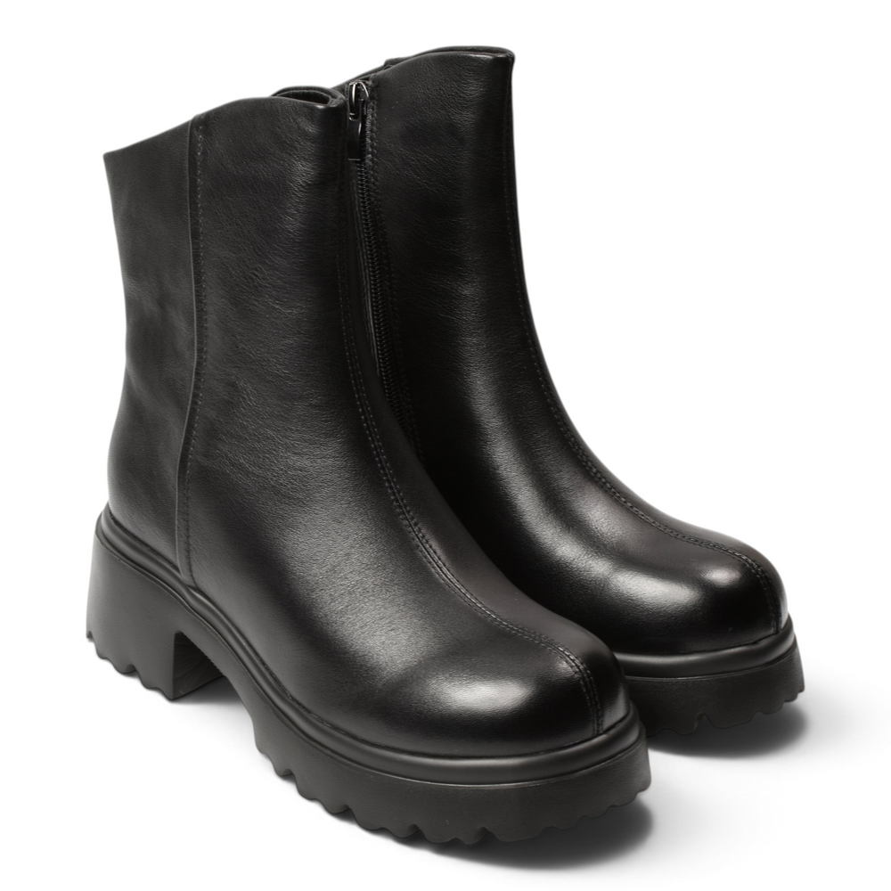 ada-shoes.ro black leather ankle boots with a 4.5 cm block heel, side zipper, and chunky lug sole for women.