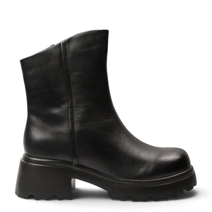 ada-shoes.ro black leather ankle boots with a 4.5 cm block heel and chunky lug sole for casual daily wear