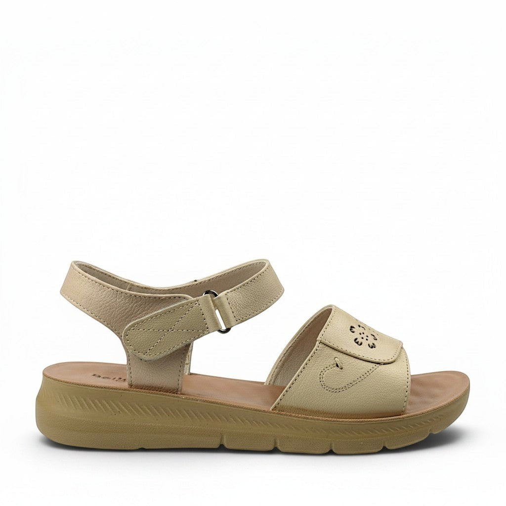 ADA SHOES beige leather casual sandals with adjustable strap and floral detail on the toe strap, 2cm platform.
