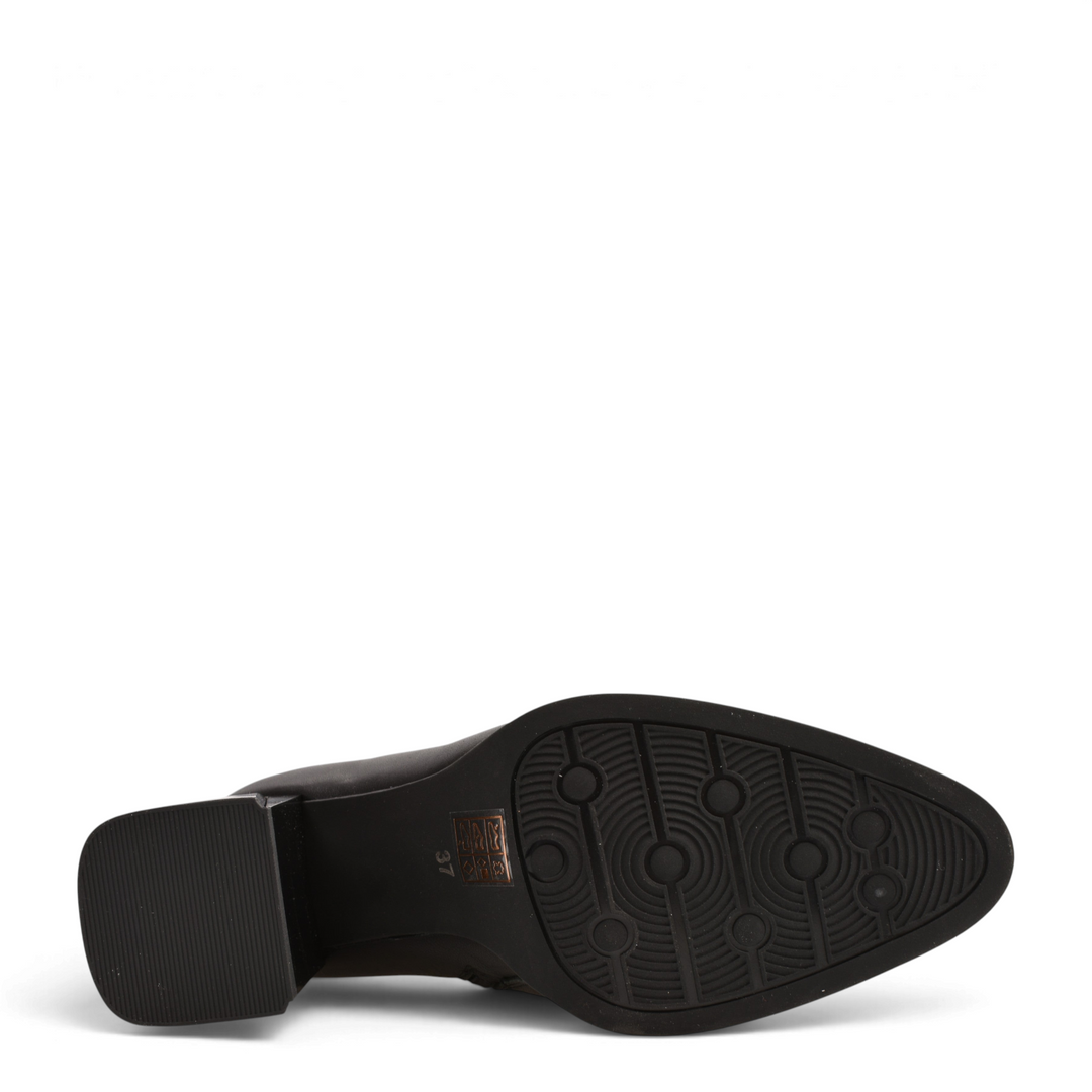 ada-shoes.ro Karisma black leather boot sole with a sculpted block heel and textured tread pattern
