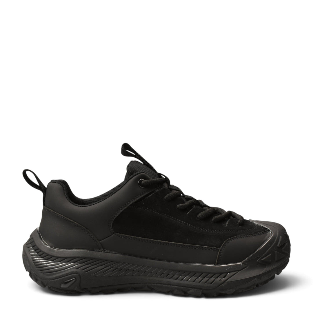 ada-shoes.ro black sneakers made of natural leather and suede with a thick, flexible 4cm sole and lace-up closure.