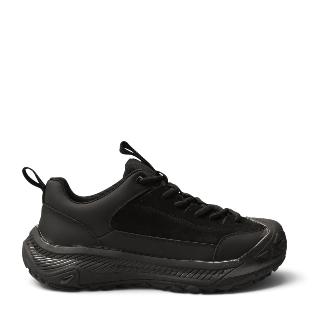 ada-shoes.ro black sneakers made of natural leather and suede with a thick, flexible 4cm sole and lace-up closure.