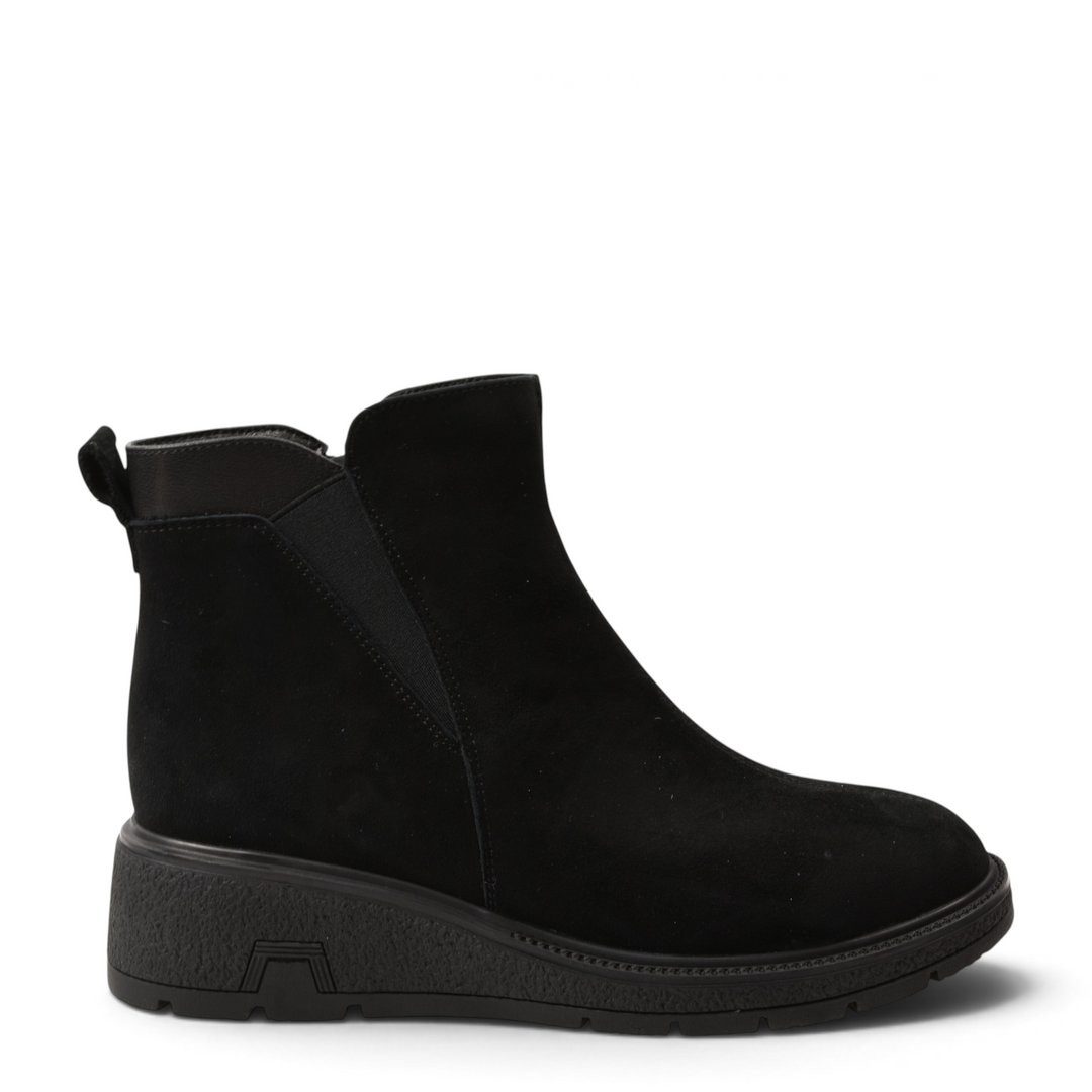 ada-shoes.ro Anna Viotti black suede ankle boots with a comfortable 3.5 cm wedge sole and rounded toe design.