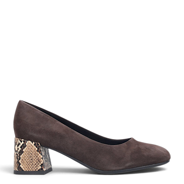 ada-shoes.ro Rieker brown suede pumps with a 5.5 cm block heel featuring a stylish animal print pattern