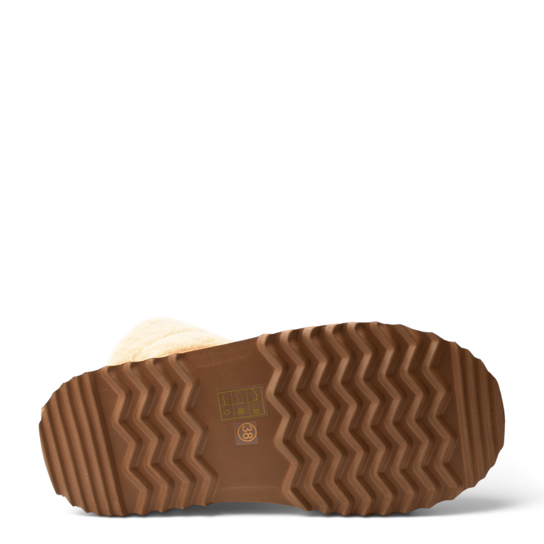 ada-shoes.ro Anna Viotti brown water-resistant suede boots showing the textured, slip-resistant rubber sole