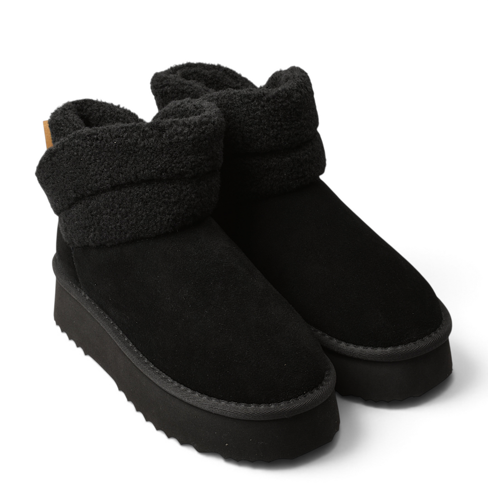 ada-shoes.ro Anna Viotti black water-resistant suede ankle boots with a cozy fluffy collar and thick platform sole.