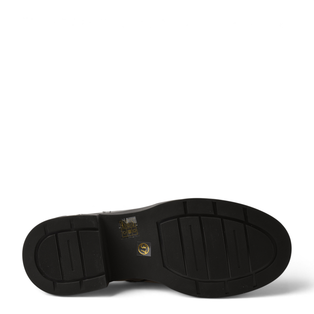 ada-shoes.ro Anna Viotti black leather boot sole with a durable, flexible tread pattern for traction.