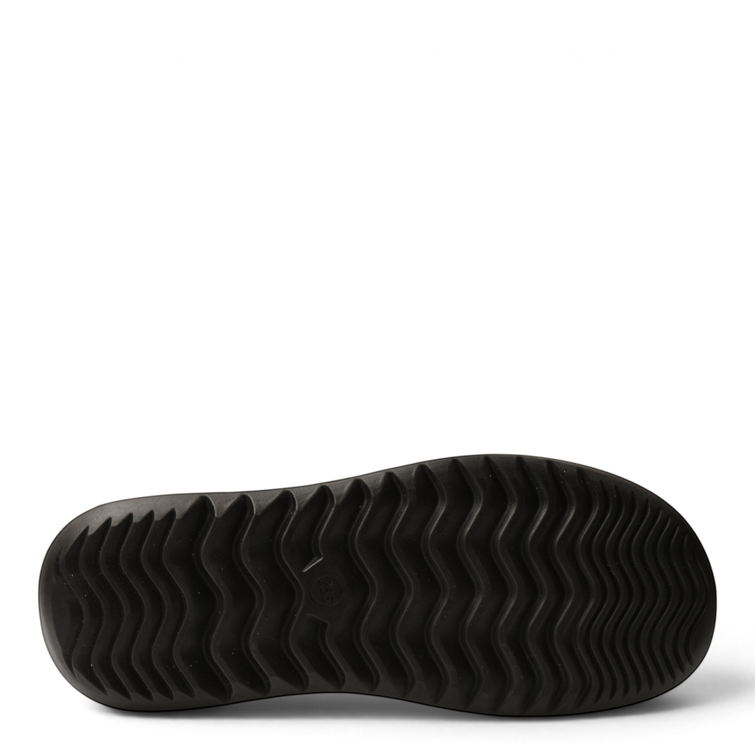 ada-shoes.ro Feeling MBH-4-N black boot sole with a thick, flexible, and anti-slip wavy tread pattern.