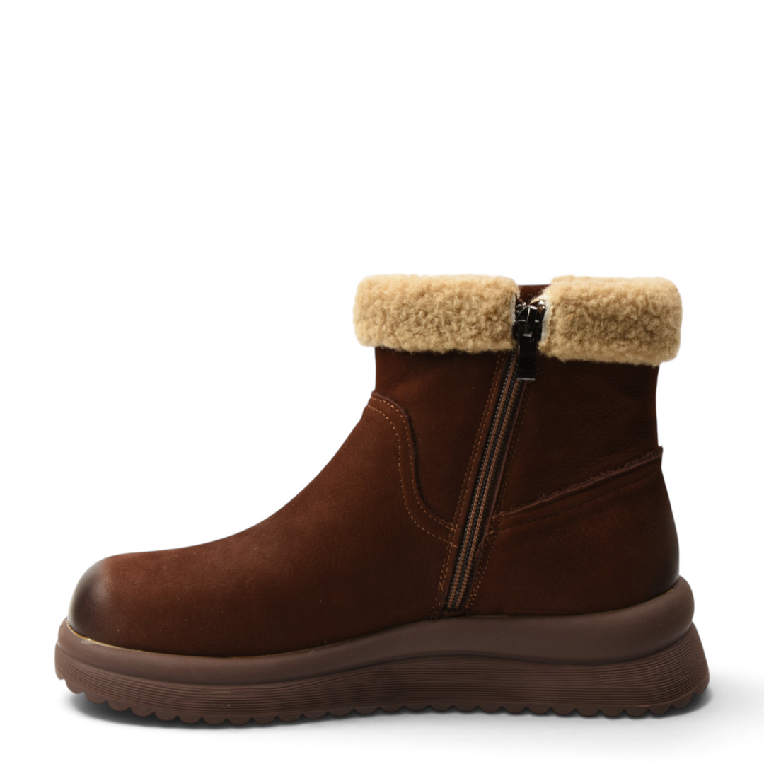 ada-shoes.ro brown suede ankle boots with faux fur collar, side zipper, and thick platform sole for winter comfort