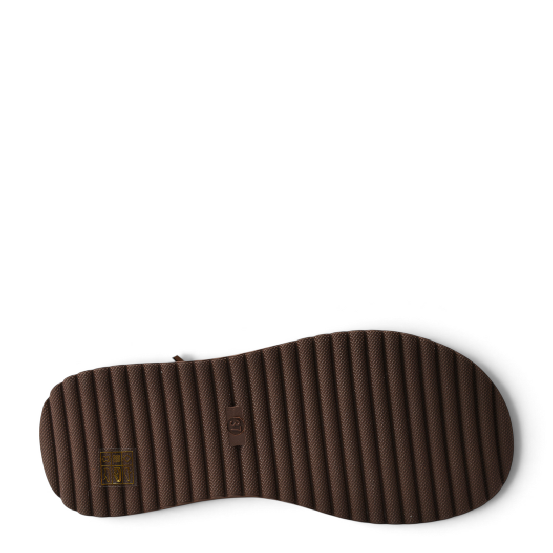 ada-shoes.ro Feeling brown suede boot sole with a thick, ribbed rubber tread for traction and stability.