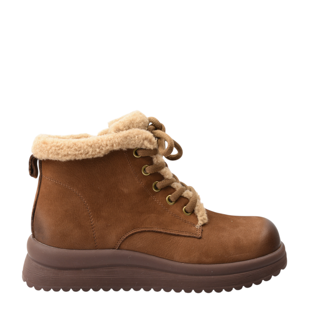 ada-shoes.ro brown suede ankle boots with faux fur lining, thick sole, and lace-up closure for casual winter wear