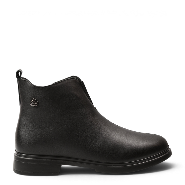 ada-shoes.ro Pass Collection black leather ankle boots with central seam, side metal detail, and pull-tab