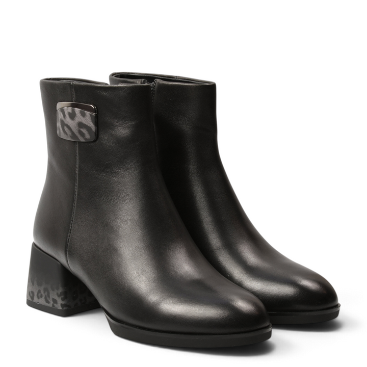 ada-shoes.ro Epica black leather ankle boots with a block heel and leopard print decorative details.
