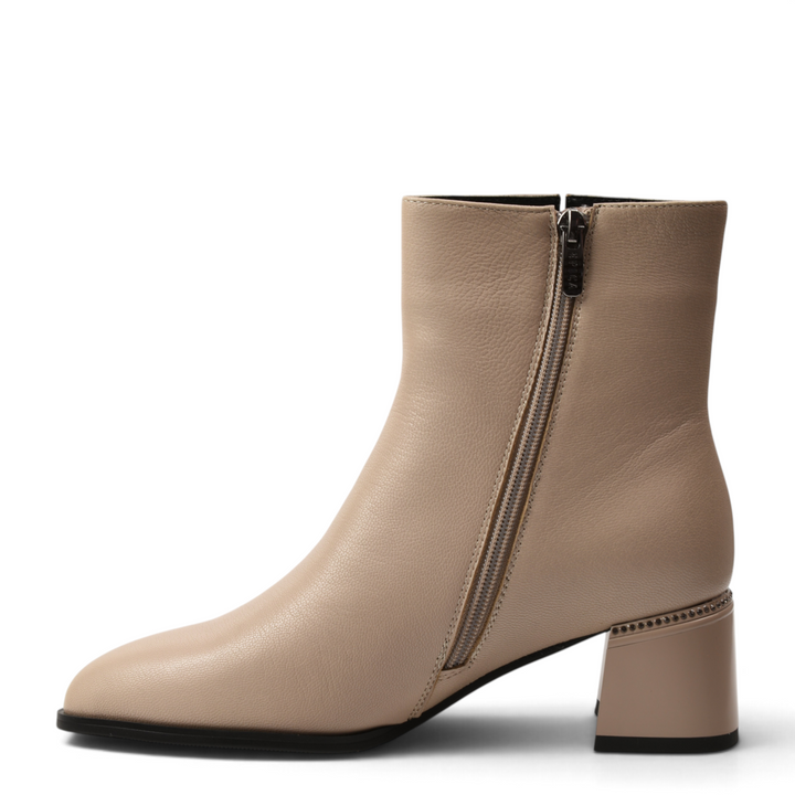 ada-shoes.ro Epica beige leather ankle boots with a mid-block heel and side zipper closure