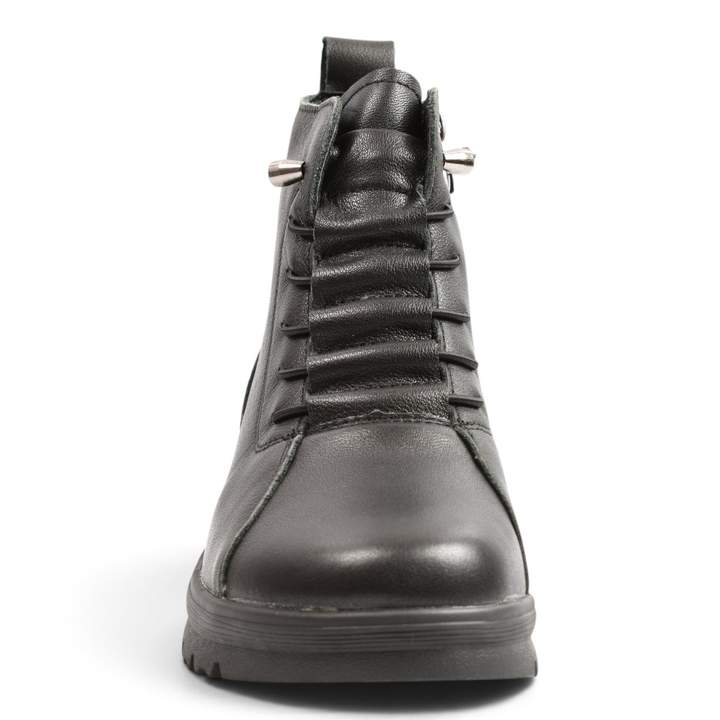 ada-shoes.ro black leather casual boots with quilted front detail and outdoor sole, front view