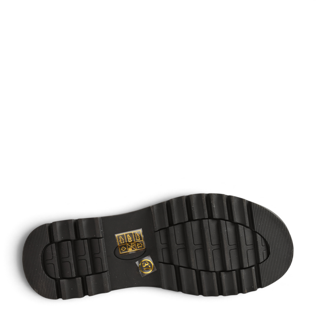 Black outdoor rubber sole of ada-shoes.ro 5851-N boots with deep anti-slip treads for superior grip.