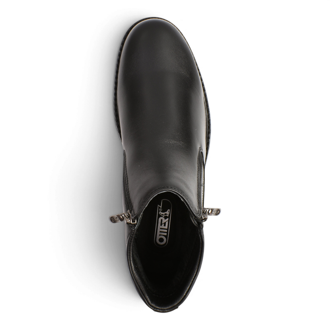 Top view of black leather Otter men&