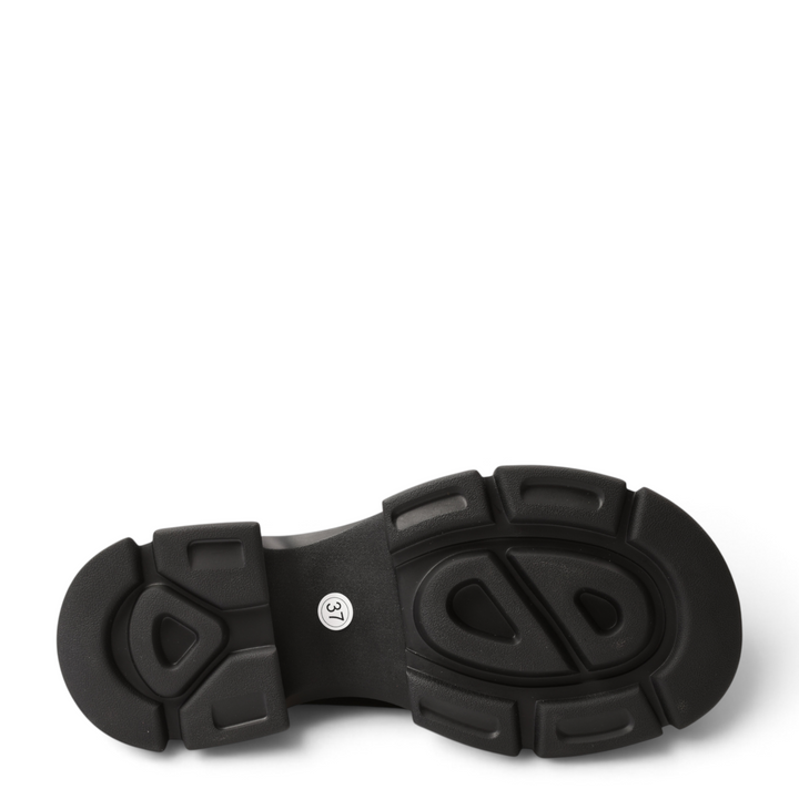 Black chunky rubber sole of a casual boot from ada-shoes.ro with size 37 sticker