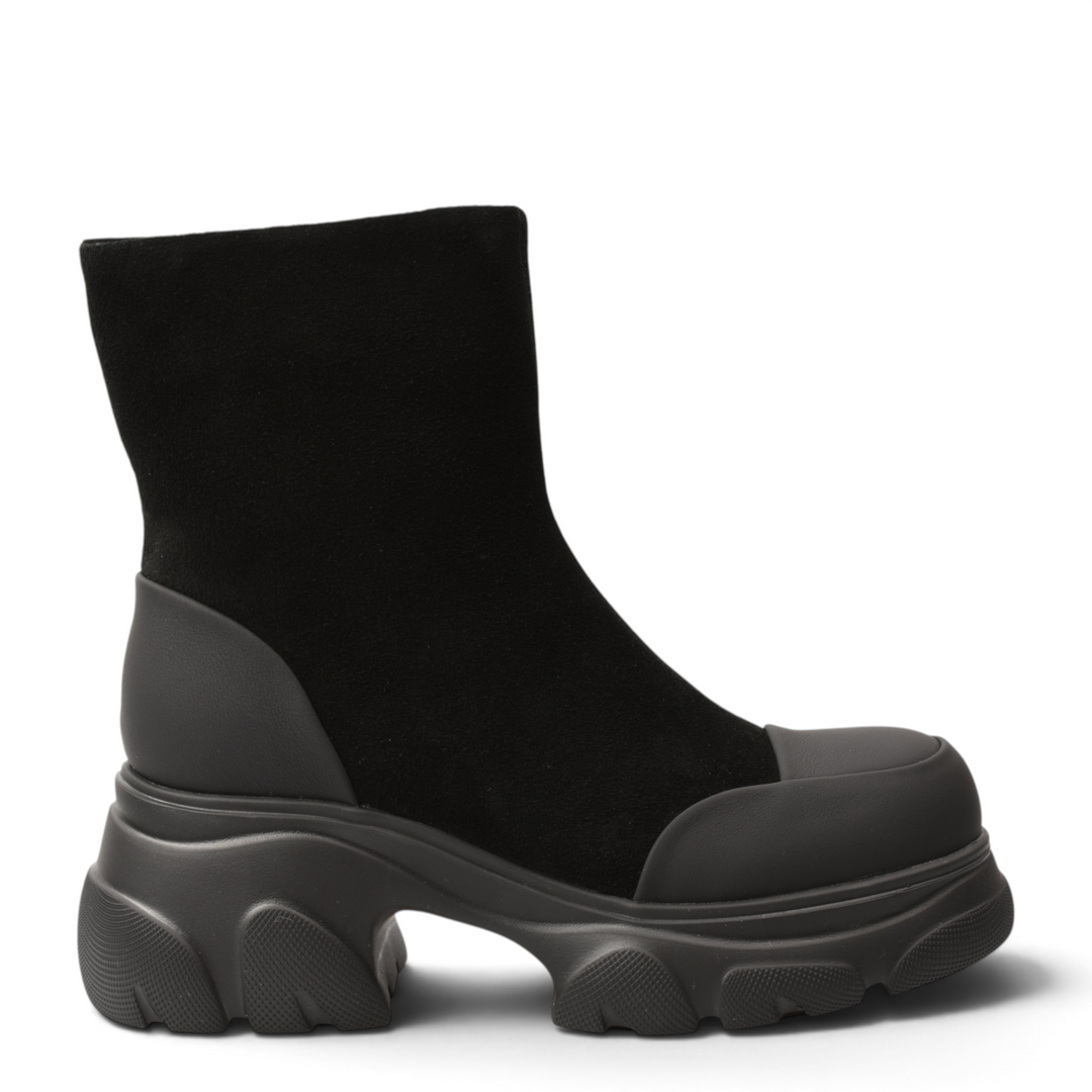 ada-shoes.ro black suede chunky ankle boots with a thick 6cm platform sole and protective rubberized toe and heel caps