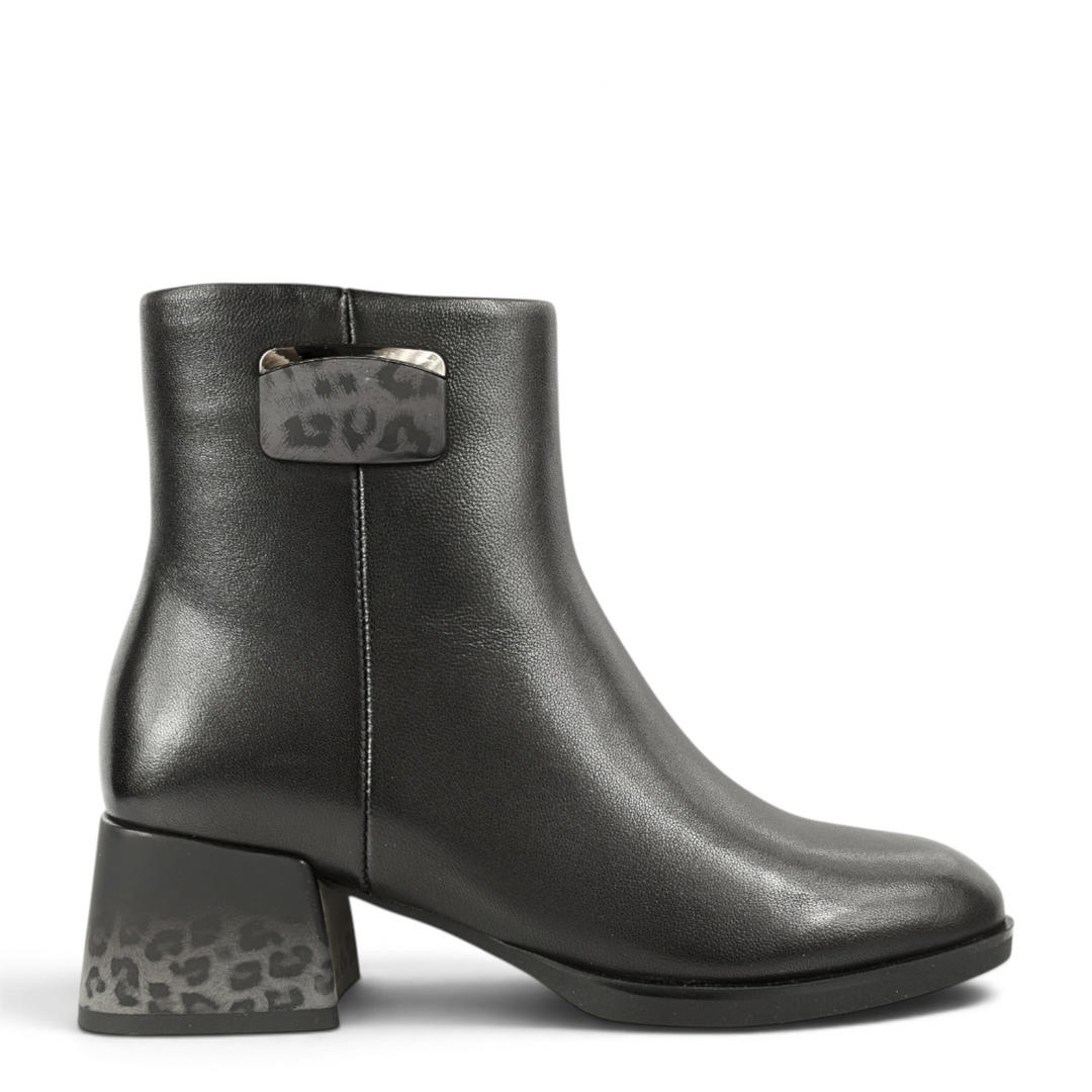 ada-shoes.ro Epica black leather ankle boots with a 5 cm block heel and leopard print detailing