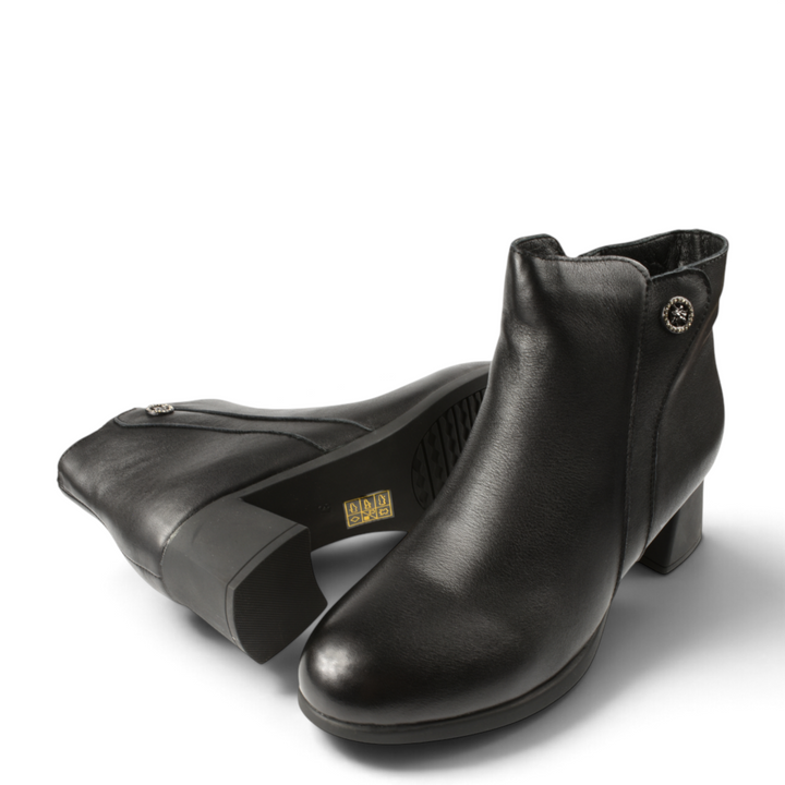 ada-shoes.ro Gallop 8858 black leather ankle boots with a 4.5 cm block heel and decorative side metal detail.
