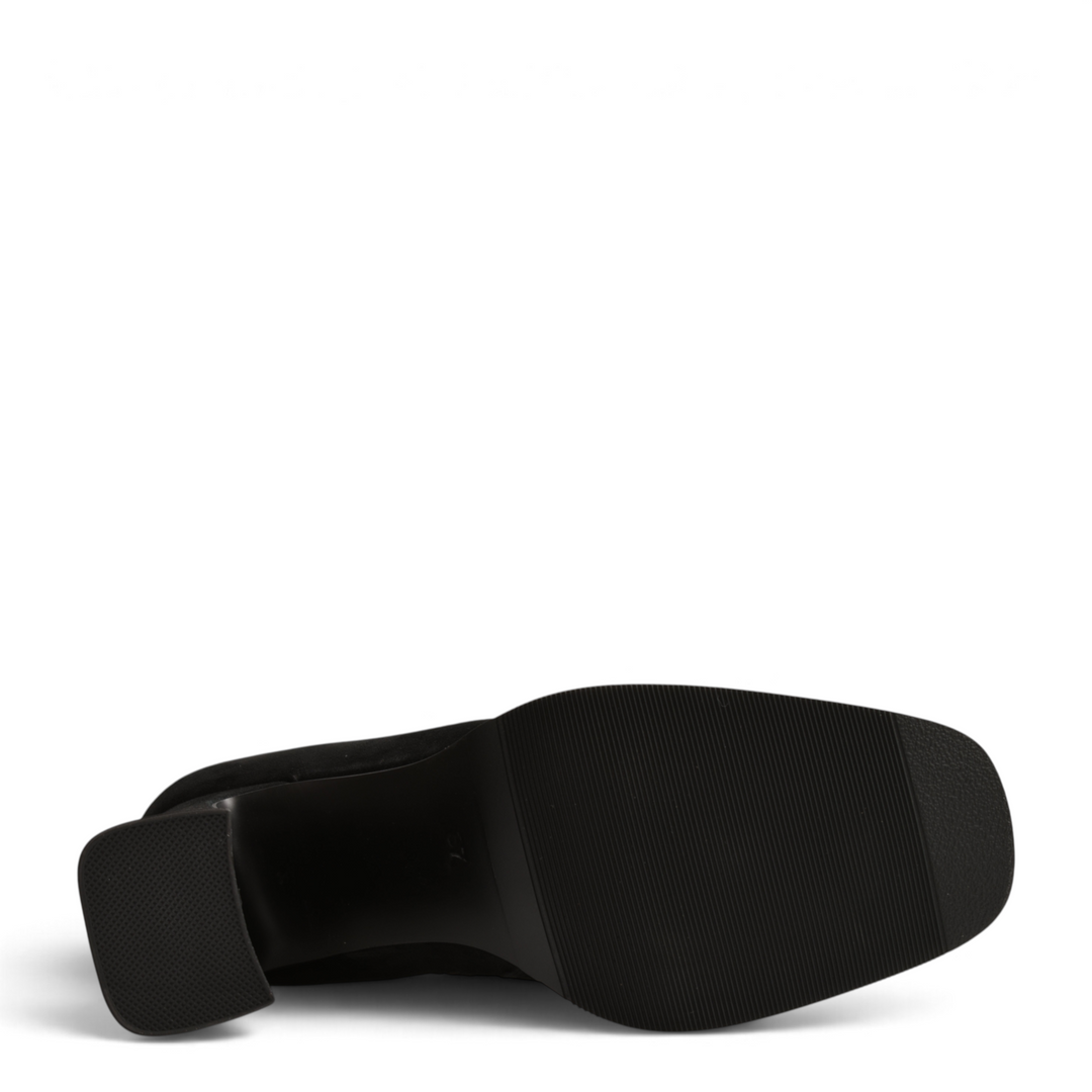 ada-shoes.ro Anna Viotti black ankle boot showing the textured rubber sole and block heel from a bottom view
