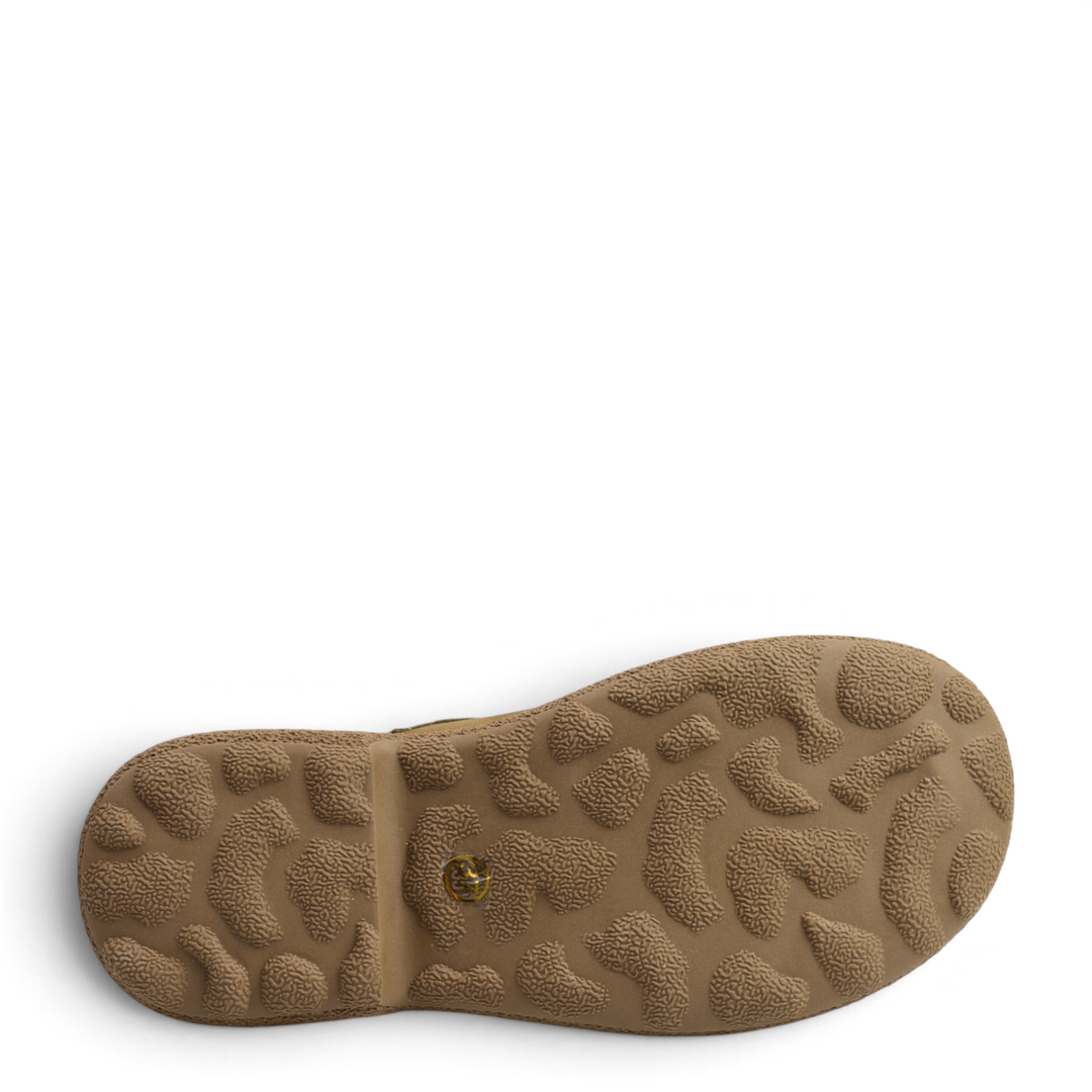 ada-shoes.ro casual boots featuring a thick, brown, non-slip alveolar textured sole for excellent grip and comfort.