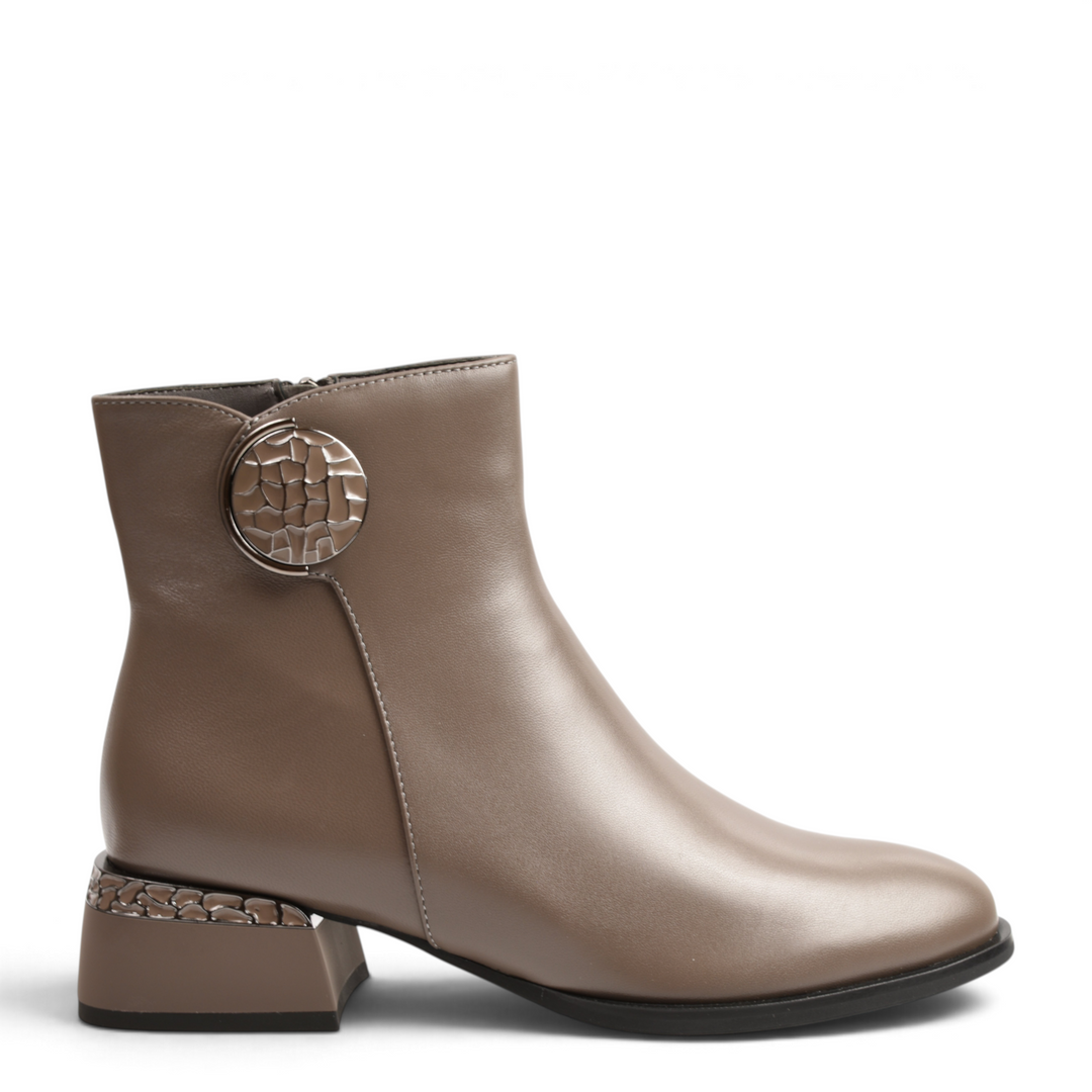 ada-shoes.ro Epica taupe leather ankle boots with a round metallic side ornament and a geometric block heel.