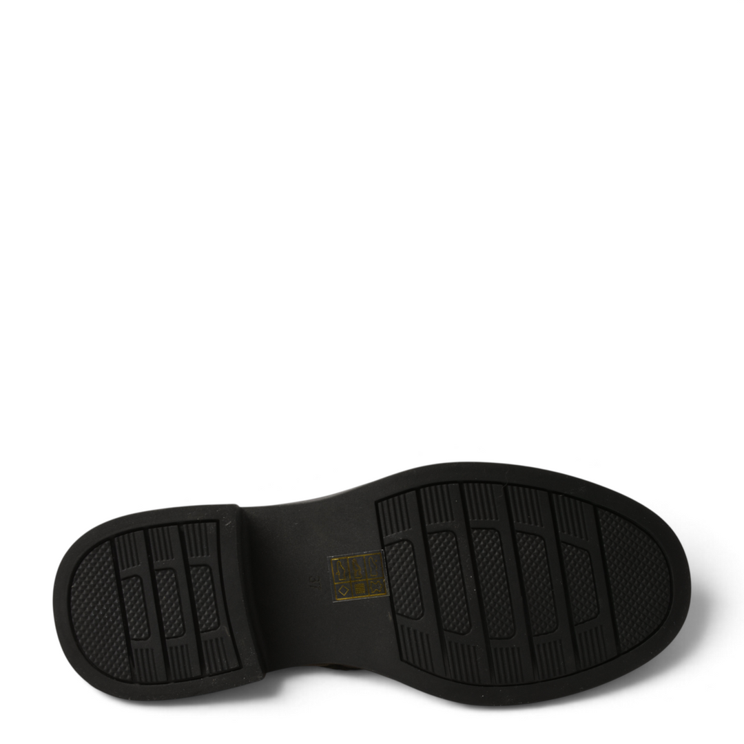 ada-shoes.ro black leather boot sole with a flexible, non-slip tread pattern and stable block heel