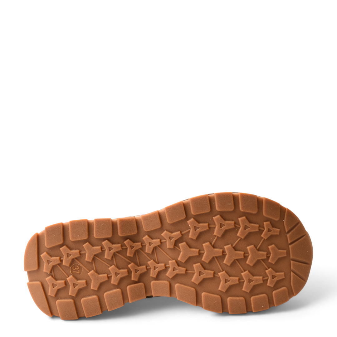 ada-shoes.ro 8001-K brown nubuck boots showing the flexible, textured rubber sole with a 3 cm height profile.