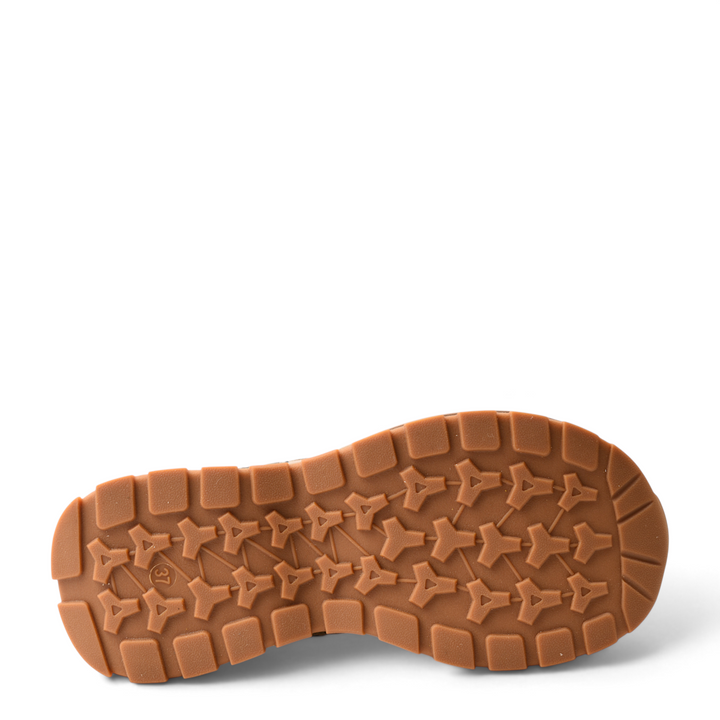 ada-shoes.ro 8001-K brown nubuck boots showing the flexible, textured rubber sole with a 3 cm height profile.