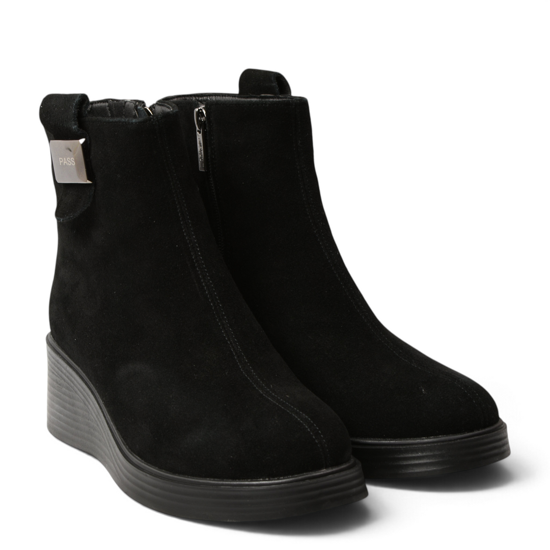 ada-shoes.ro black suede ankle boots with orthopedic wedge sole and metallic logo detail