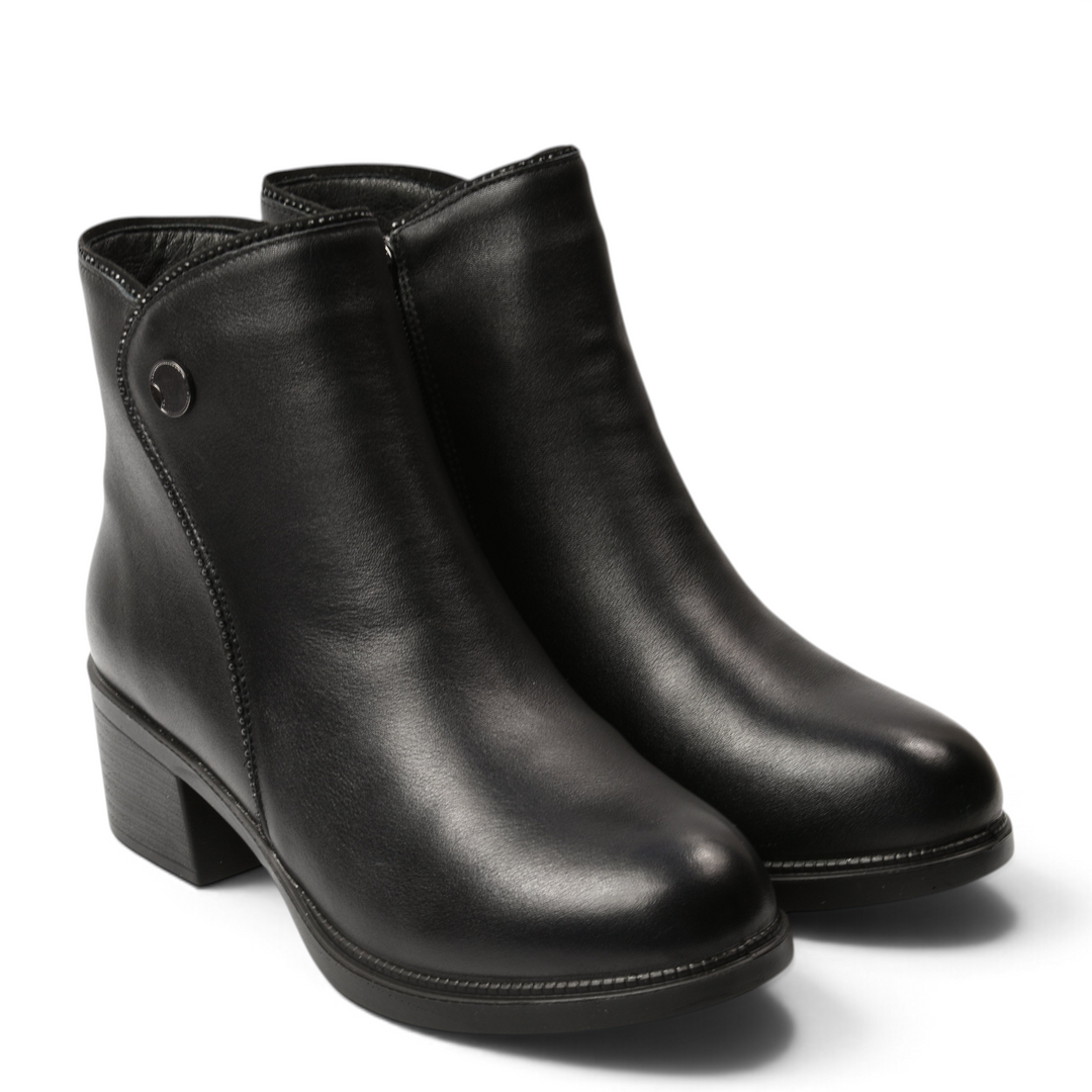 ada-shoes.ro Pass Collection black leather ankle boots with a block heel, rounded toe, and decorative side medallion.
