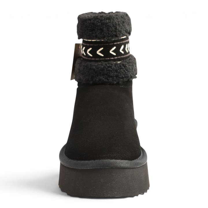 ada-shoes.ro Anna Viotti black suede winter boots with faux fur collar and white geometric embroidery, back view