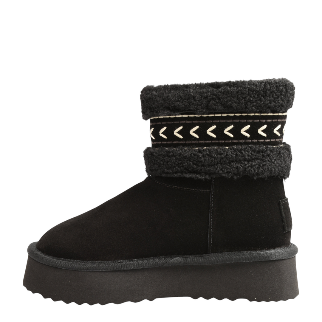 ada-shoes.ro Anna Viotti black suede winter boots with faux fur collar and white geometric embroidery on platform sole