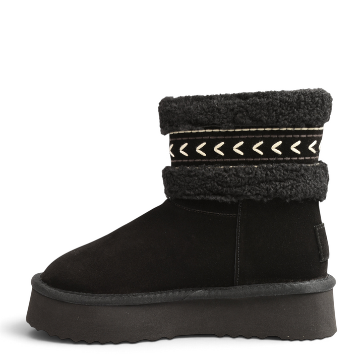 ada-shoes.ro Anna Viotti black suede winter boots with faux fur collar and white geometric embroidery on platform sole